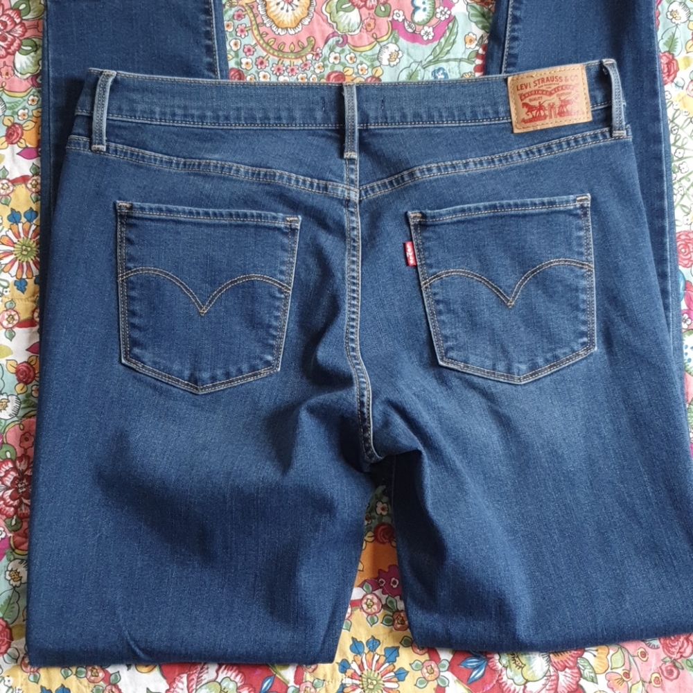 EUC Levi's 311 Shaping Skinny jeans